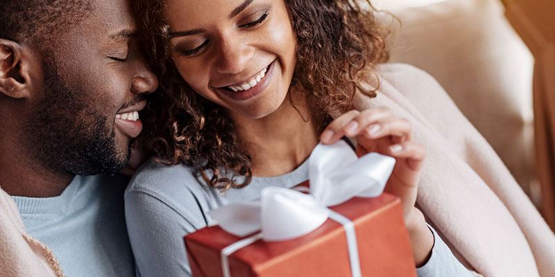 4 Charming Gifts to Surprise Loving Wife on Wedding Anniversary